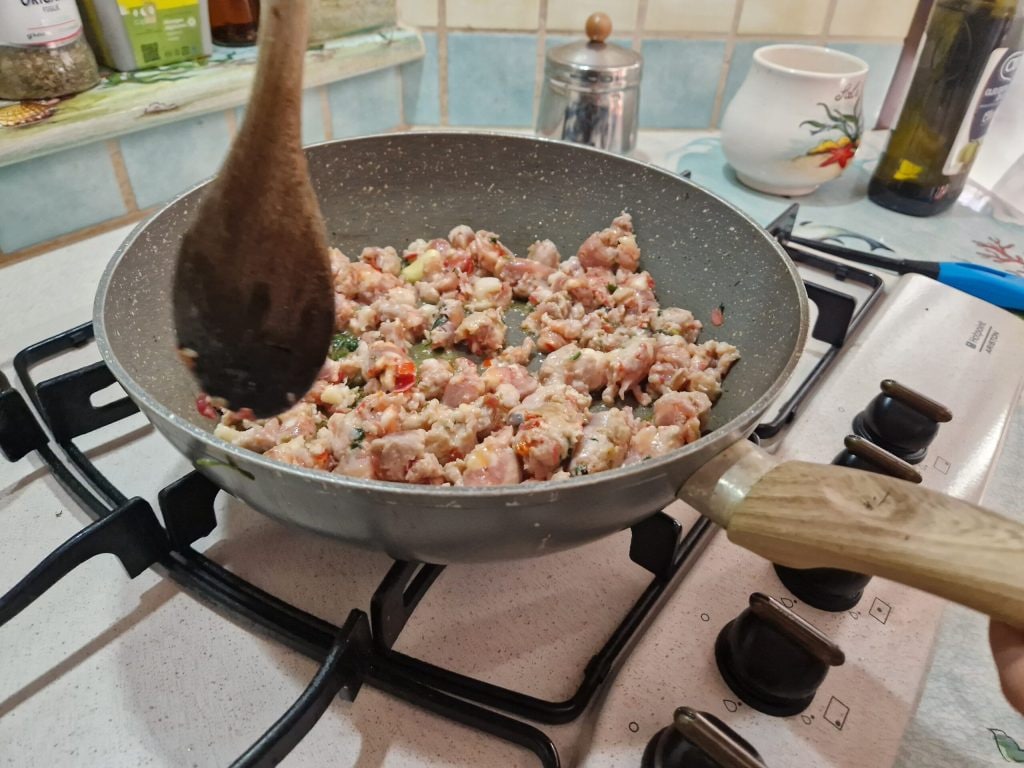 De pasta met aardappelroom en worst