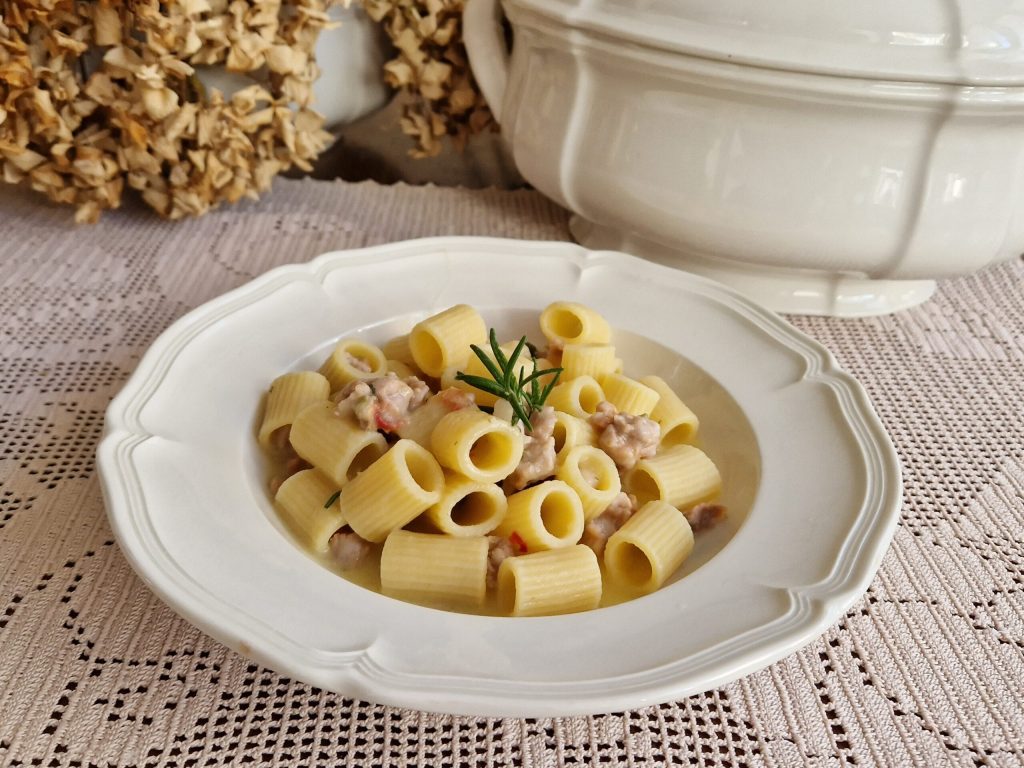 De pasta met aardappelroom en worst