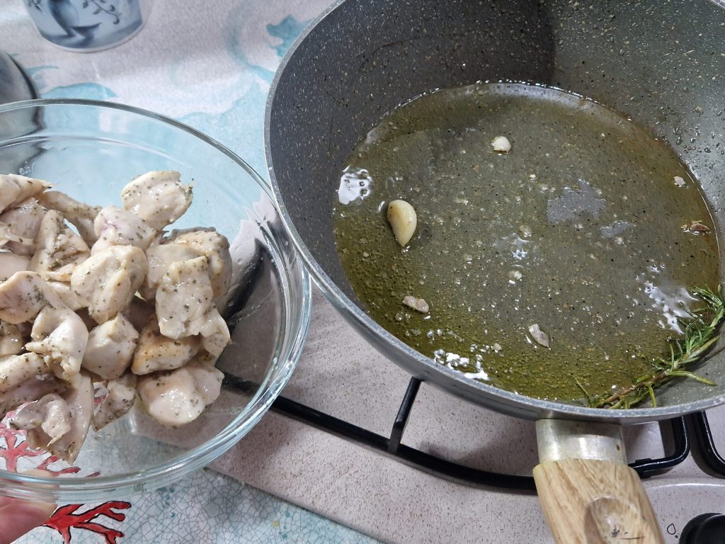 De kipstukjes met pompoen