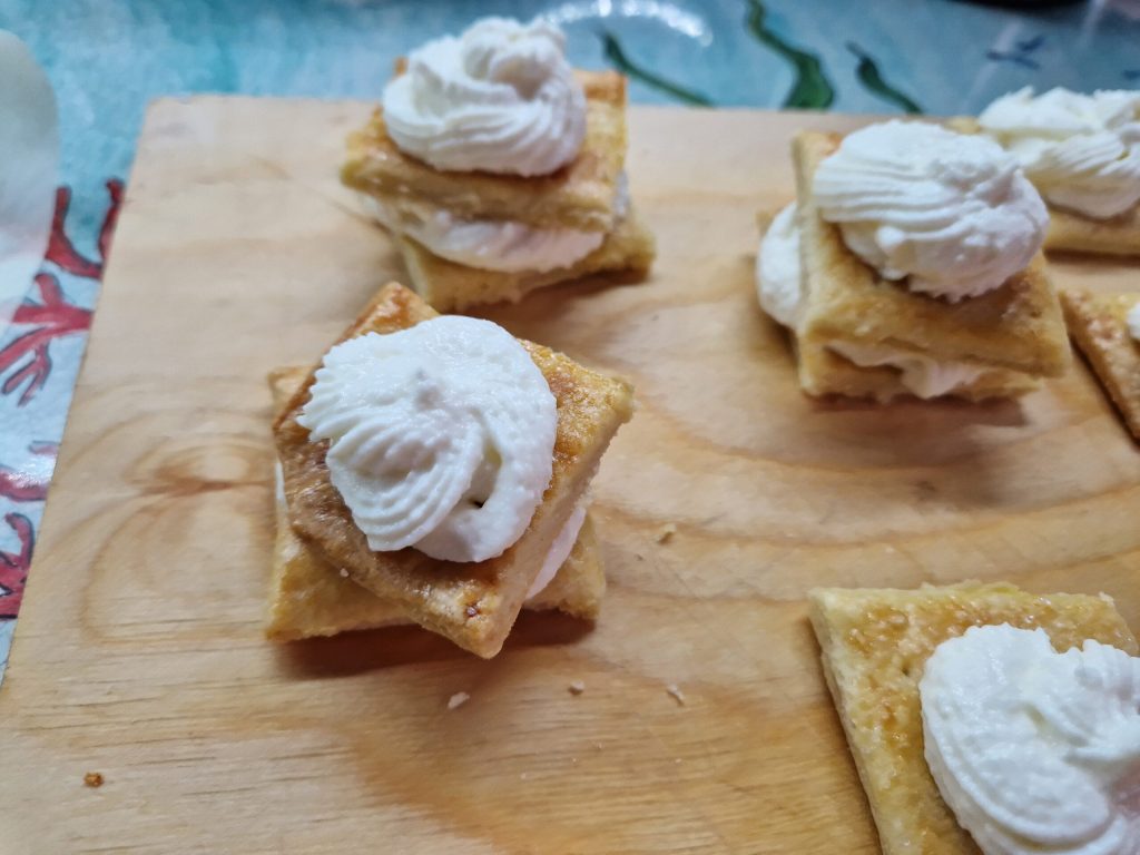 De snelle bladerdeeggebakjes met ricotta