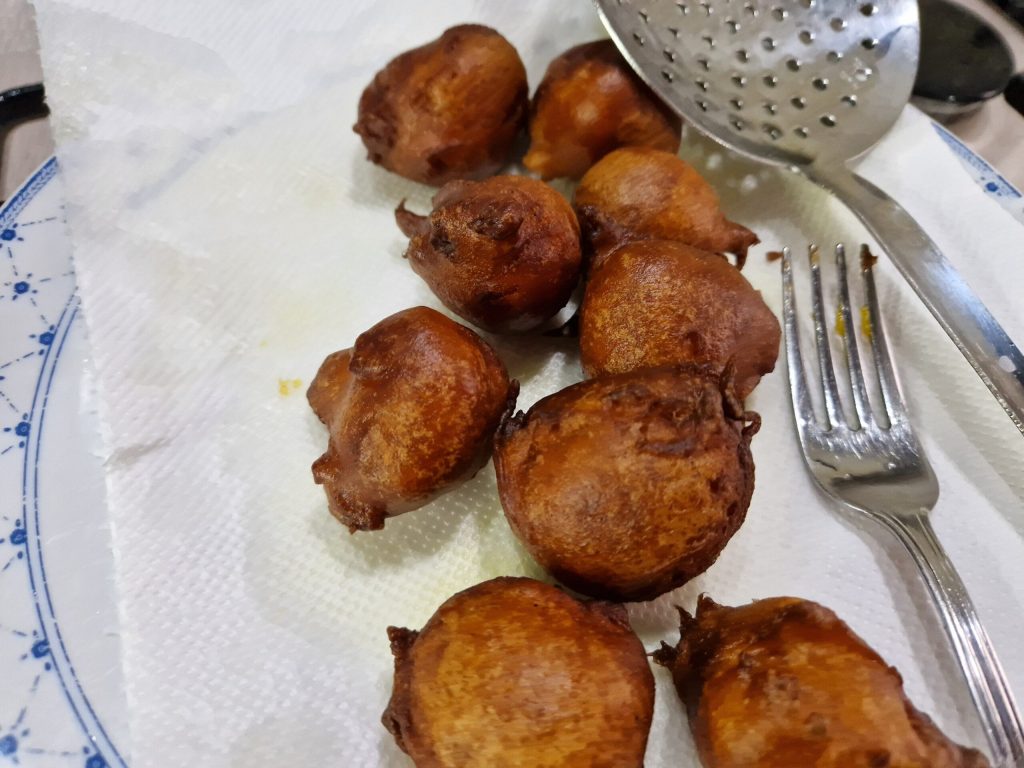 De gefrituurde bollen met dubbele room