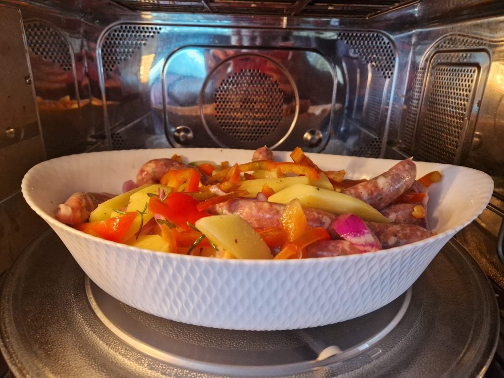 De worst met paprika en aardappelen,