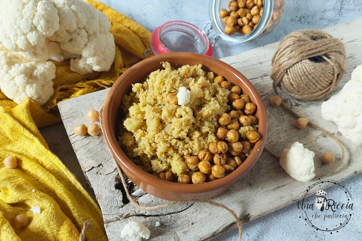 Curry couscous met bloemkool en knapperige kikkererwten