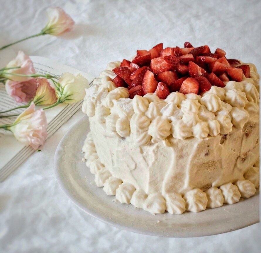 LAAGJESCAKE MET ZABAIONECRÈME EN AARDBEIEN