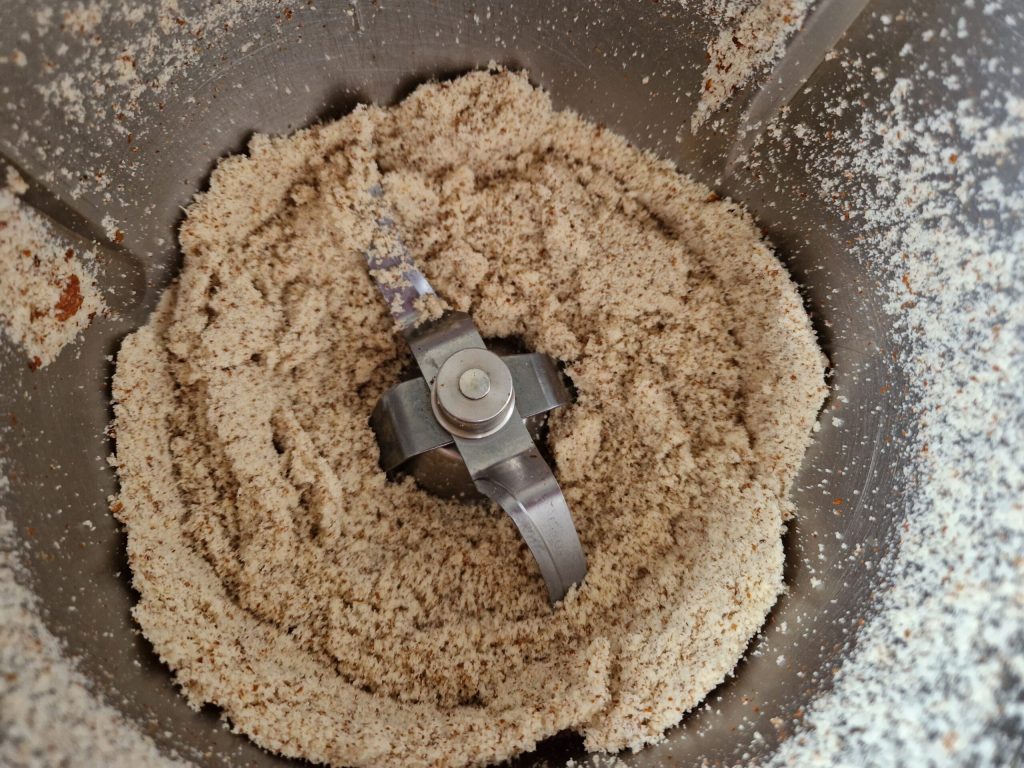 De abrikozencake met haver en amandelen