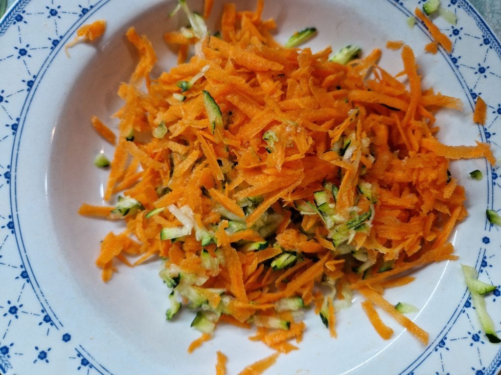 geraspte wortels en courgettes