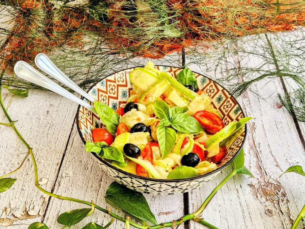 Salade met gemarineerde courgettes, grana en olijven