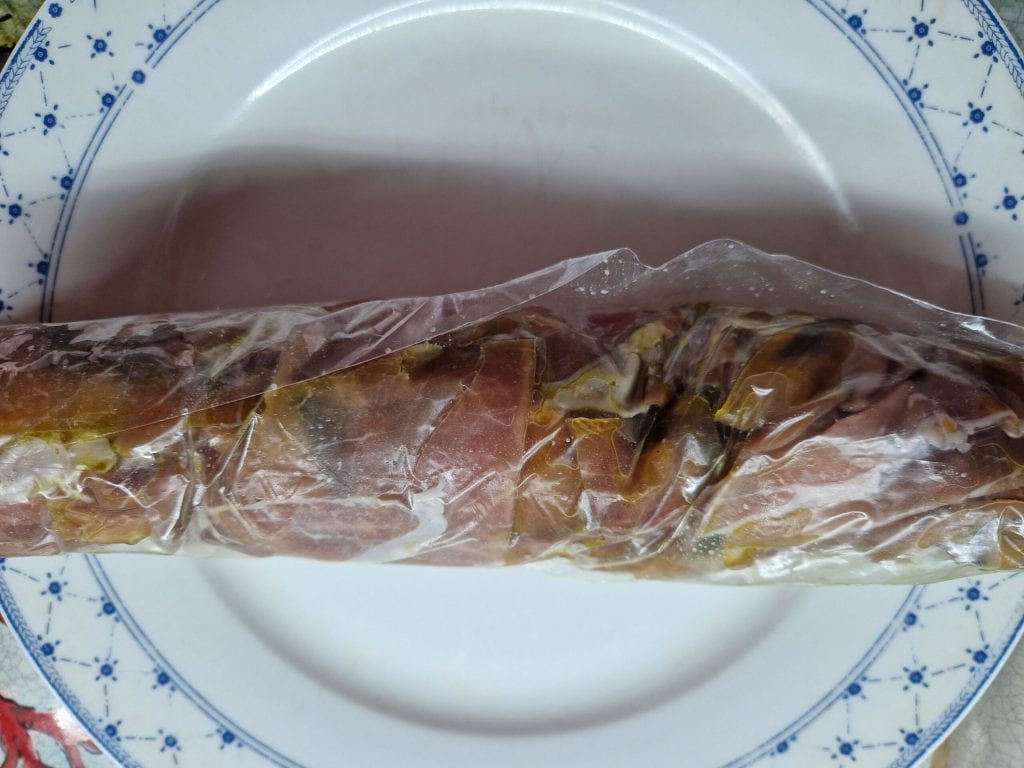 De pakketjes van rauwe ham en mozzarella