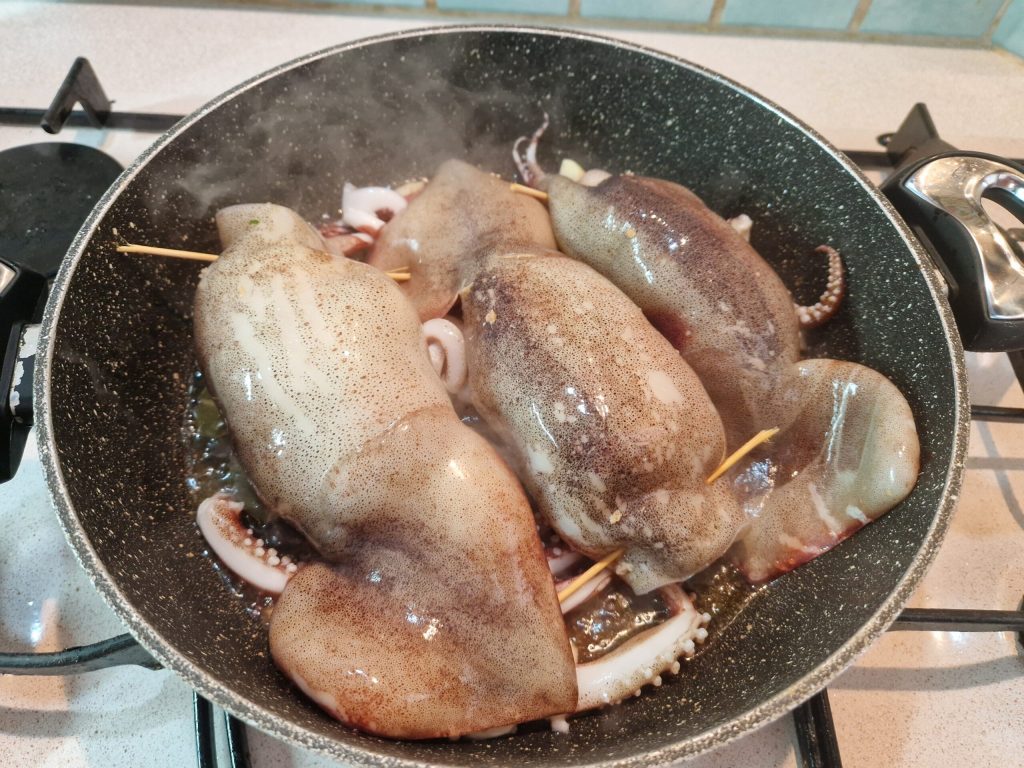 Gevulde pijlinktvissen in de pan met cherrytomaatjes