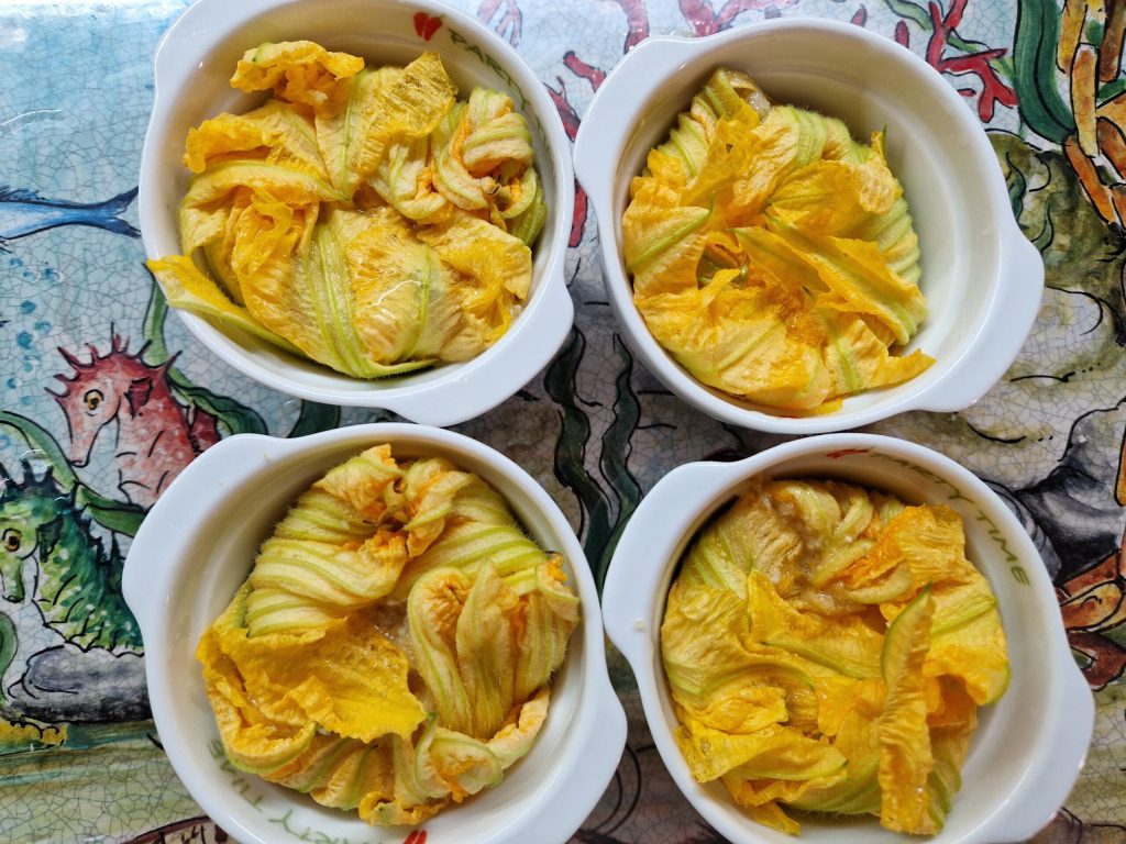 De gevulde pompoenbloem pakketjes