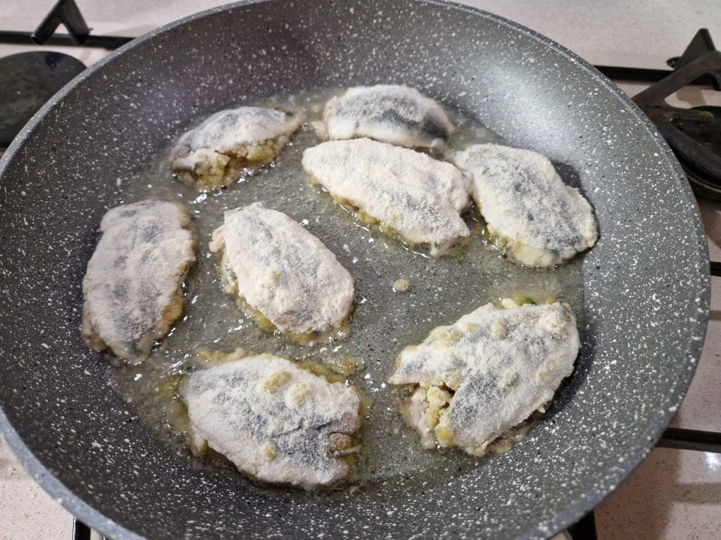 De sardines beccafico Eoliana stijl met gekarameliseerde ui