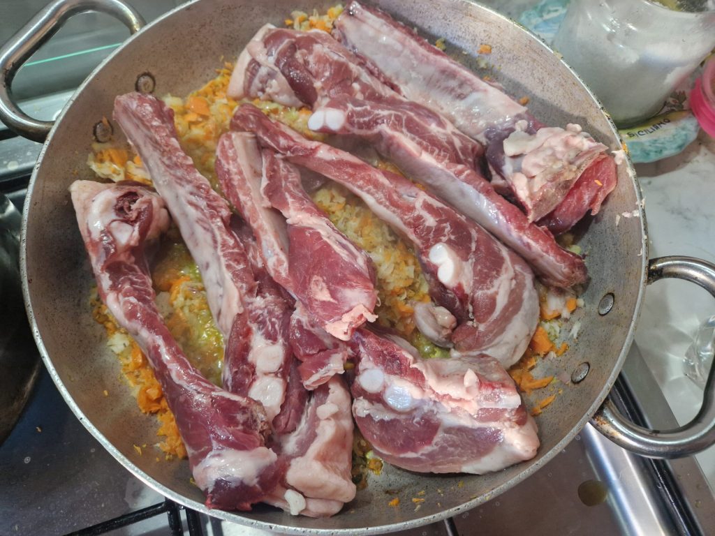 Varkensribbetjes in saus