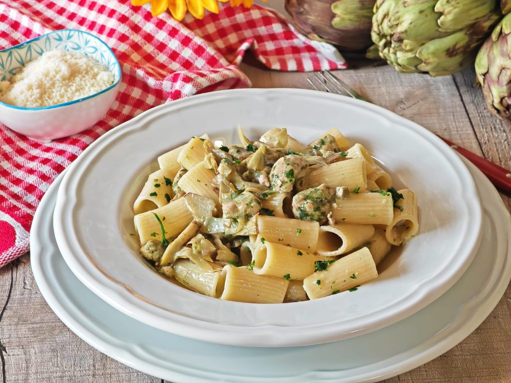 Pasta met artisjokken en worst