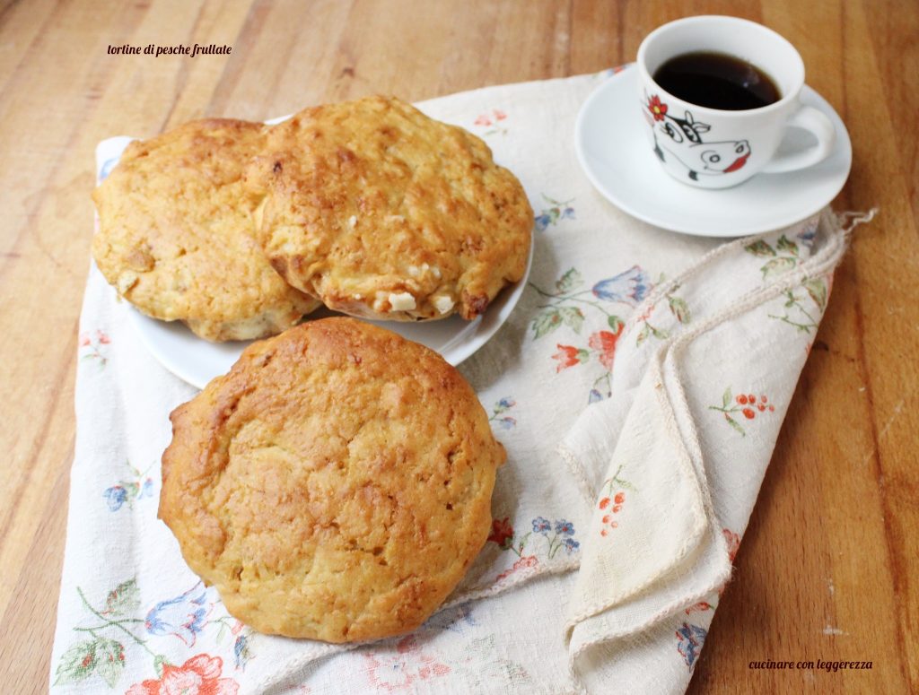Perzikgebakjes met gepureerde perziken