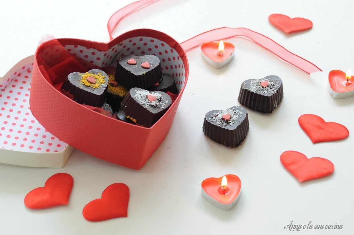 Gevulde hartvormige chocolaatjes