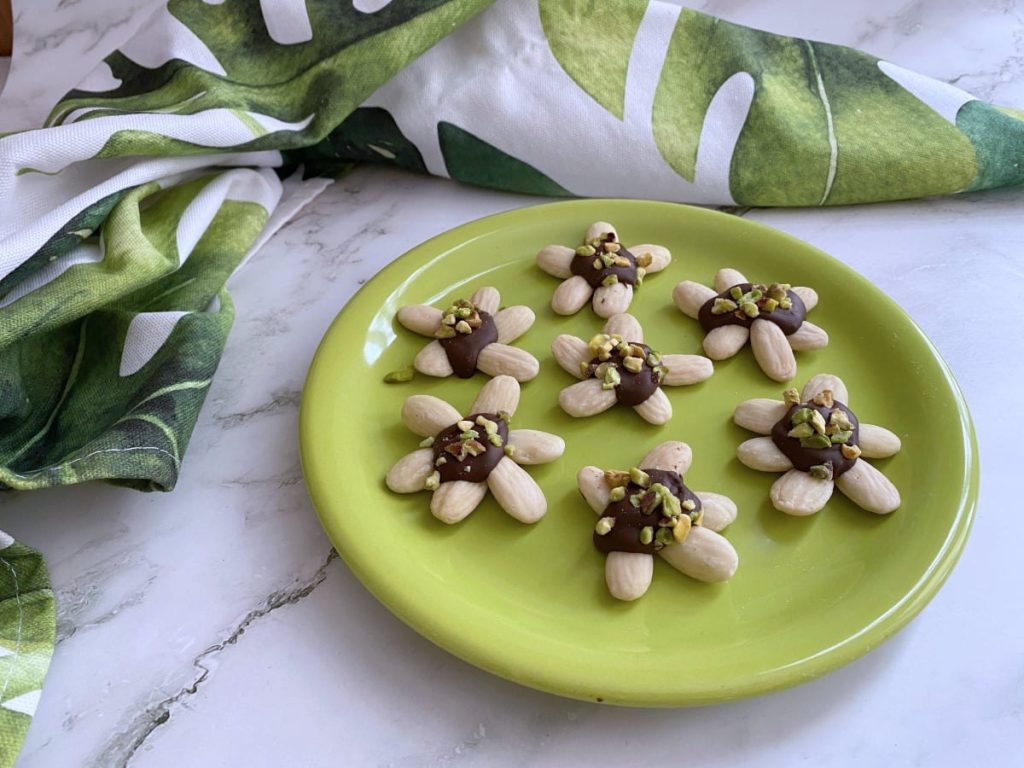 Amandel en pure chocolade bloemetjes