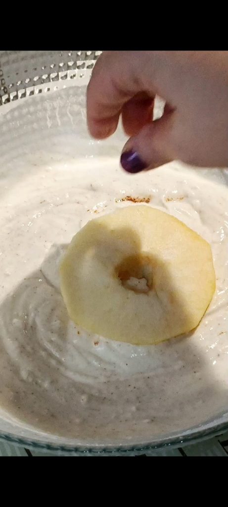 Dompel elk schijfje appel in het beslag
