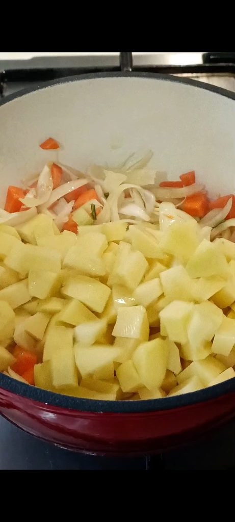 We voegen de aardappelen toe