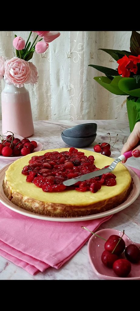 We gieten de kersen op de cheesecake