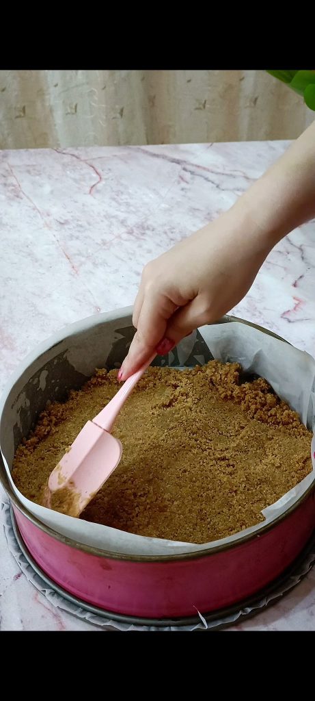 We gieten de koekjes in de bakvorm