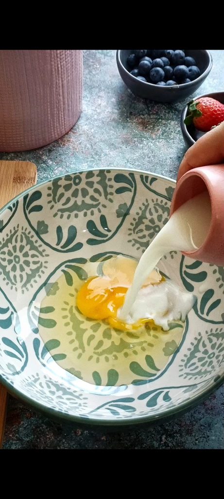 Klop het ei met de melk