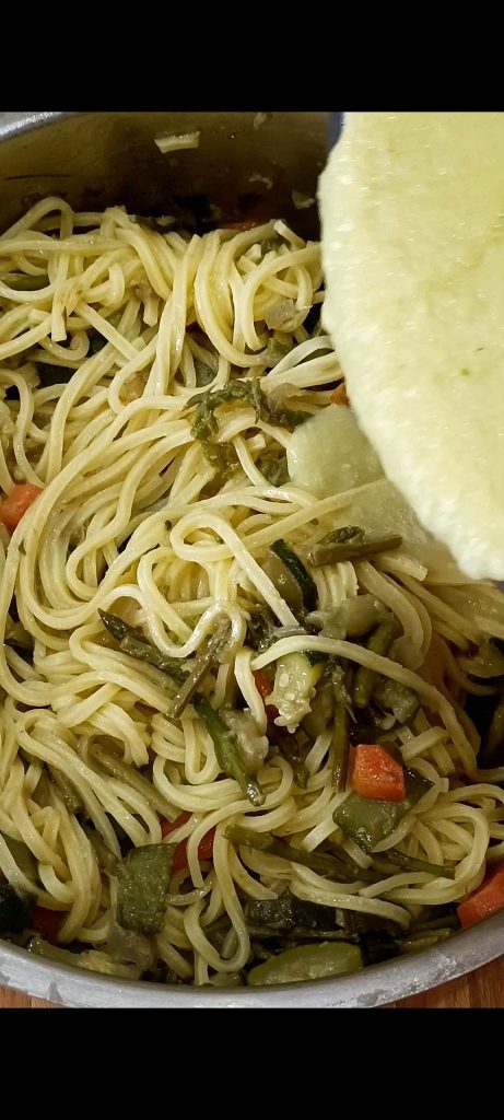 We kruiden de tagliolini met groenten en bechamelsaus
