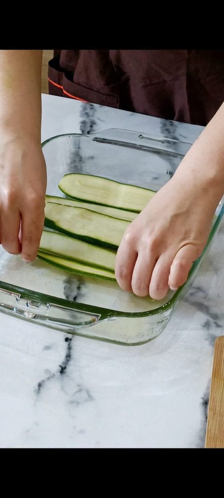 We maken een eerste laag van courgettes
