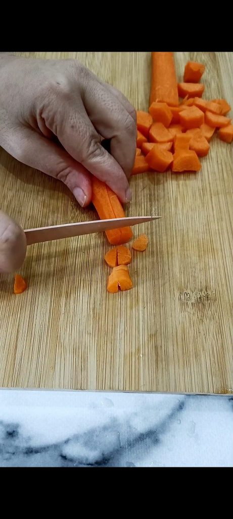 We snijden de wortelen in plakjes