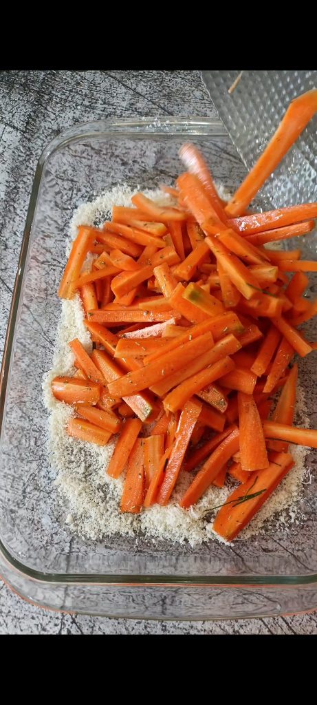 We doen de wortelen in de ovenschaal