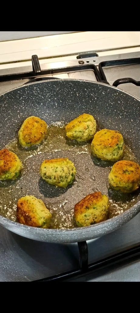 We vormen de balletjes en koken ze