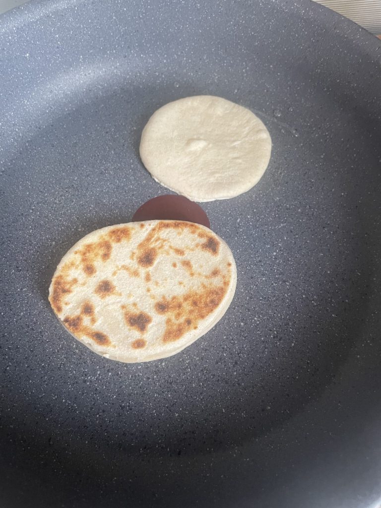 snelle tigelle met overtollige zuurdesem in de pan