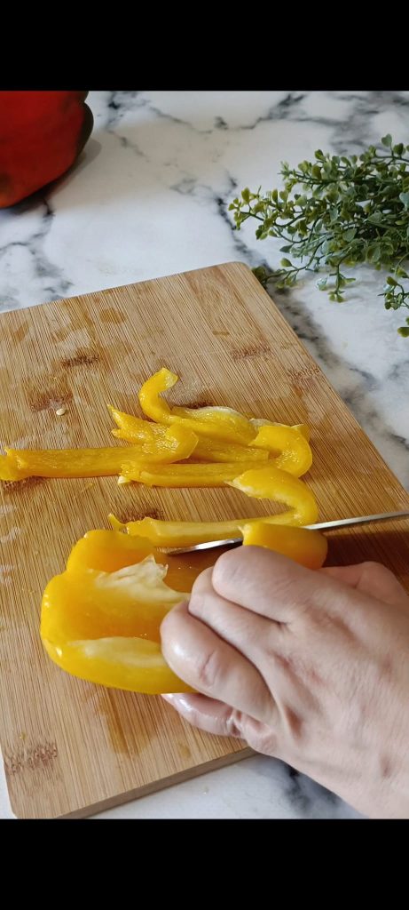 We snijden de paprika's in reepjes