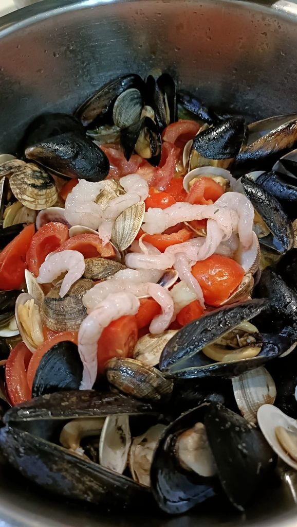 We voegen de garnaaltjes toe