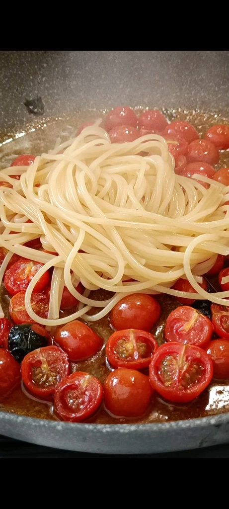 We gieten de pasta al dente af