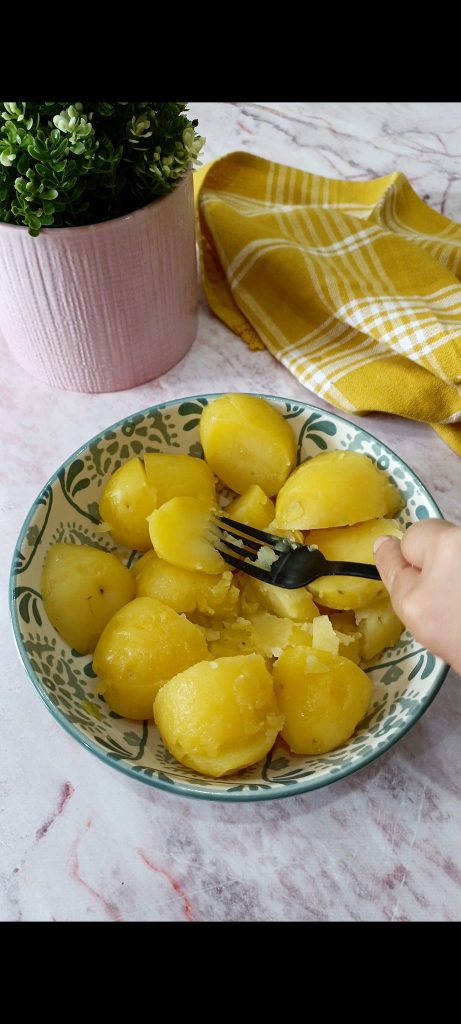 We stampen de aardappelen