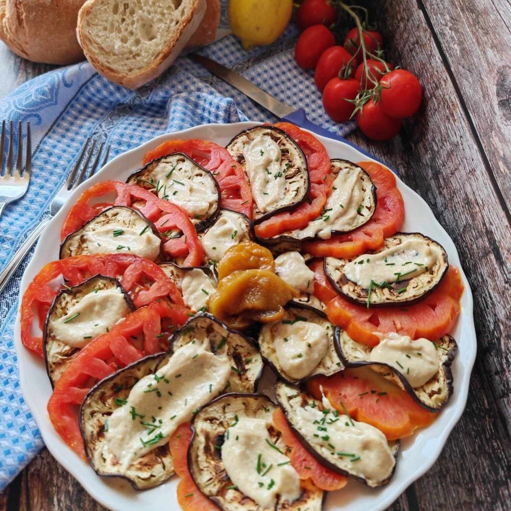 Aubergines en tomaten met tonijnsaus