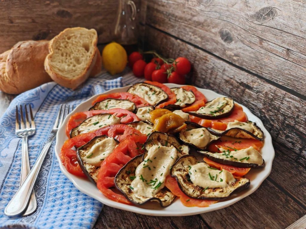 Aubergines en tomaten met tonijnsaus