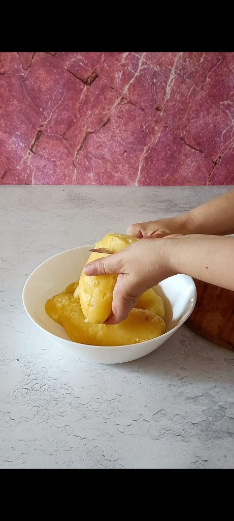 We snijden de aardappelen in blokjes