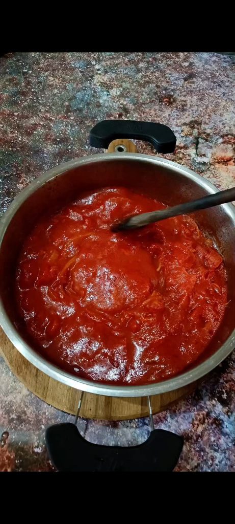 We voegen de tomatenpassata toe
