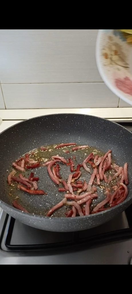 We bakken de speck tot die krokant is