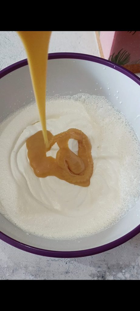 We voegen de gecondenseerde melk toe