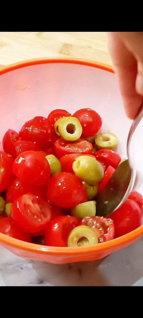 Breng op smaak met olie, zout en oregano