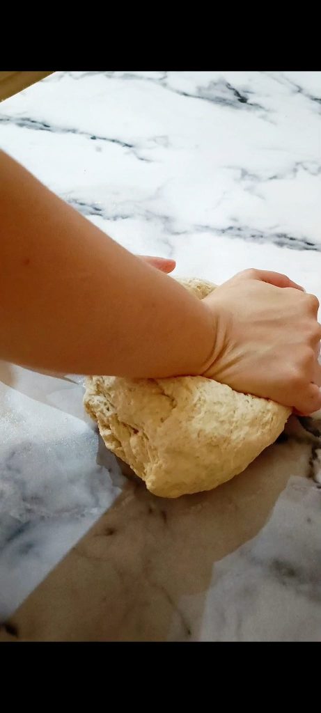 We blijven kneden op een werkblad