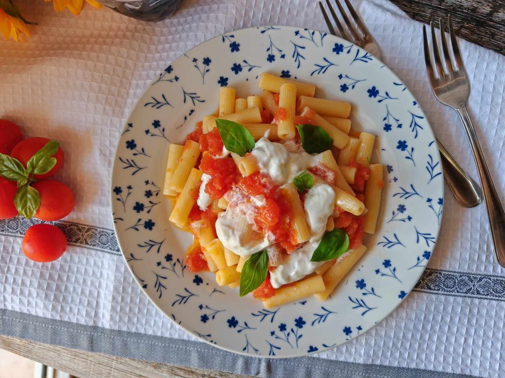 Pasta met kerstomaatjes en stracciatella