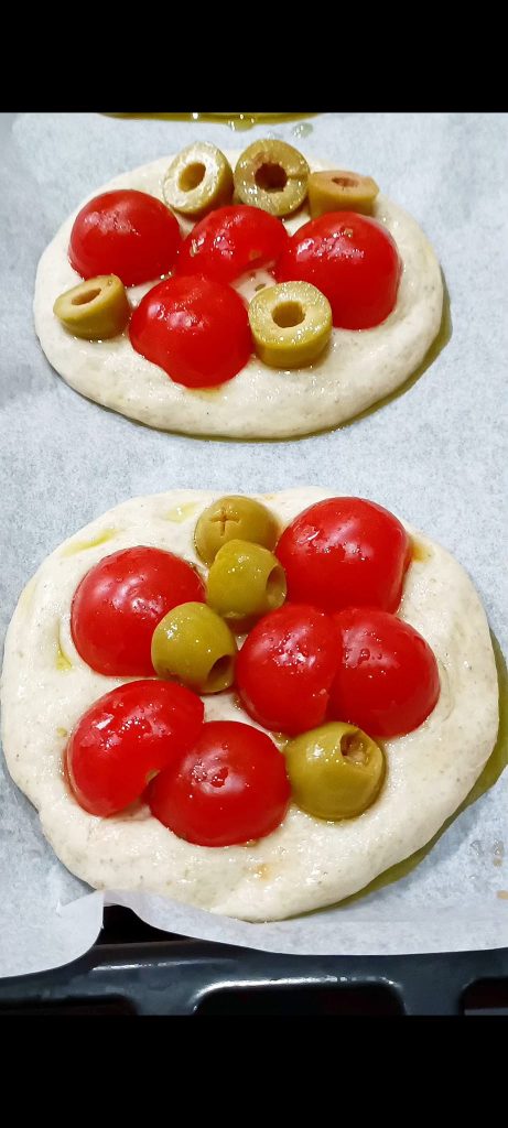 Beleg ze met kerstomaatjes en olijven