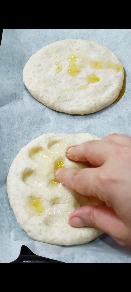 Maak de klassieke kuiltjes in elke focaccina