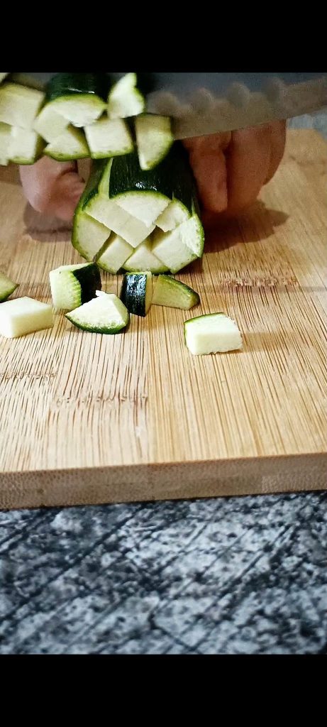 Snijd de courgettes in blokjes