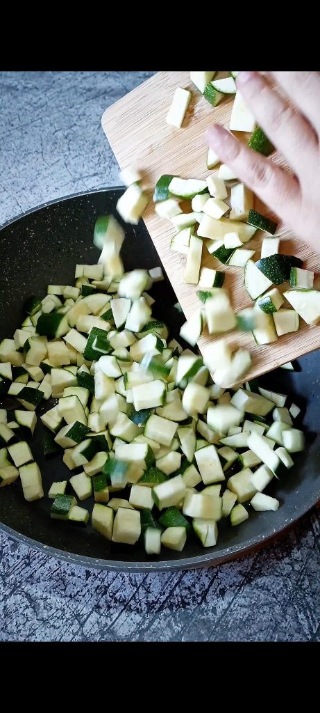 Bak ze in een pan met olie en gehakte knoflook