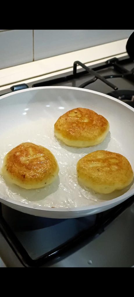Bak de aardappelmedaillons