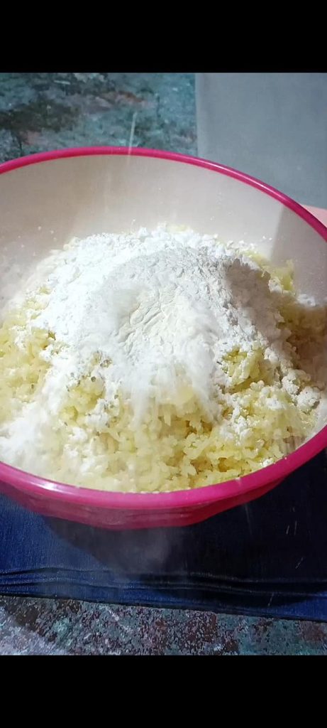 Voeg aardappelzetmeel, zout, peper en oregano toe
